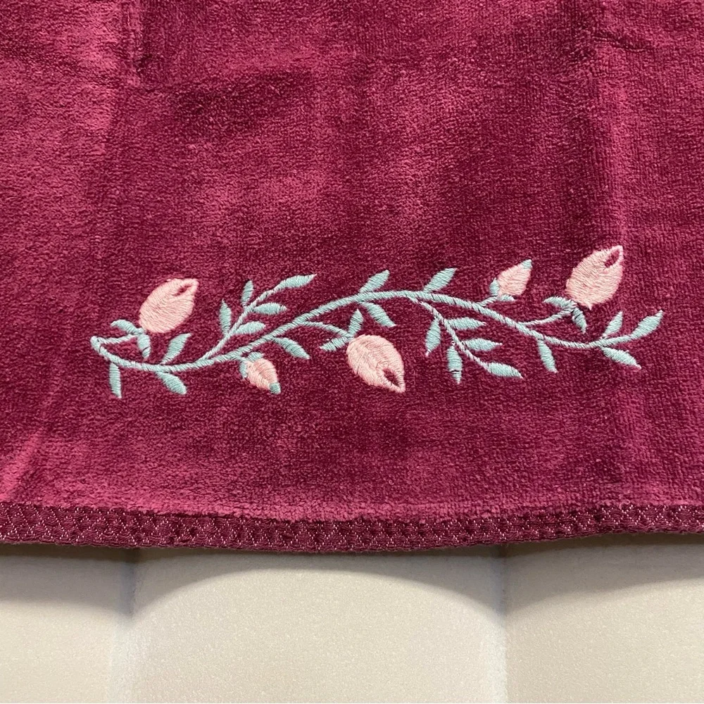 Vintage The Avanti Look Hand Towel Embroidered Floral USA 1970s 70s